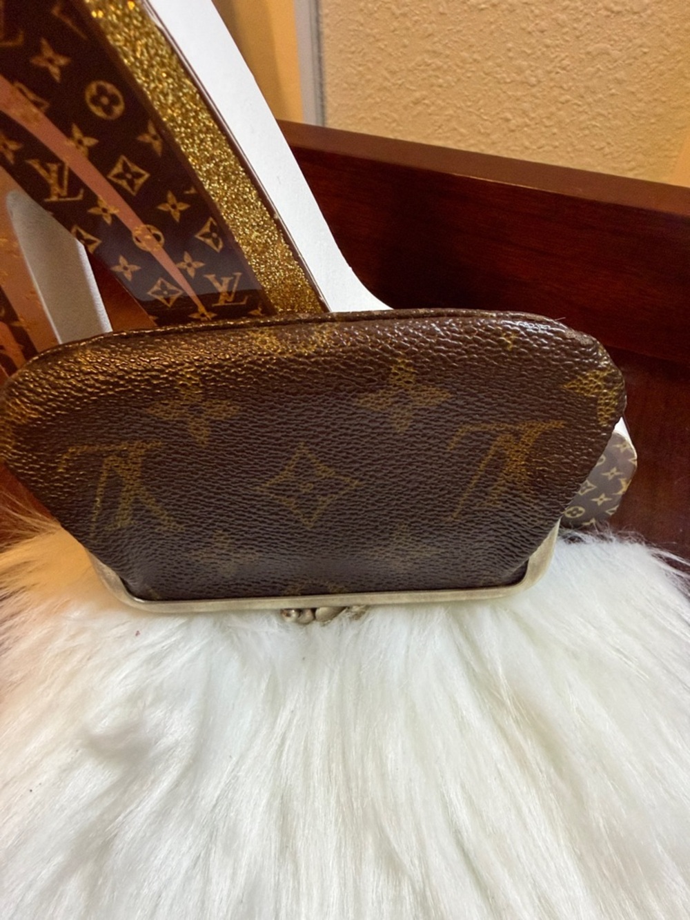 Louis Vuitton Brown Monogram Kiss-Lock Coin Purse - Picture 2 of 5